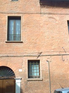 Parziale della facciata di via Formignana, 88. Ferrara. Tracce delle finestre originali.